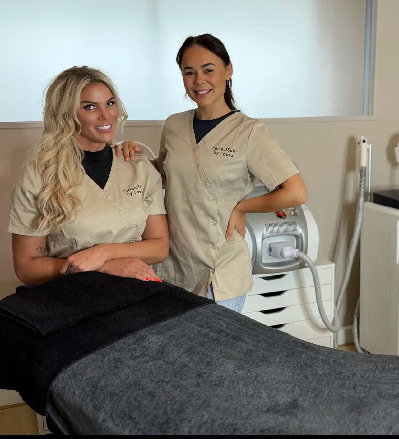Laura en Romy samen in de salon